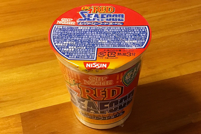 カップヌードル レッドシーフードヌードル 食べてみました!唐辛子と粗挽き黒胡椒が利いた辛口シーフード!