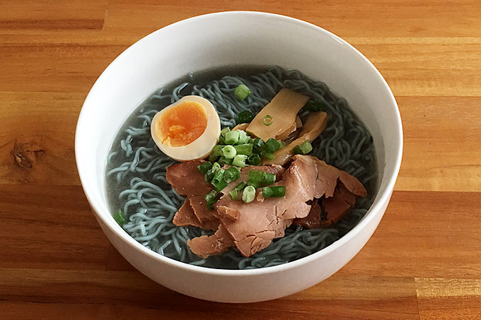 北海道限定 ゾンラーメン ガラ塩激辛味 食べてみました!一度は食べたい青いラーメン!