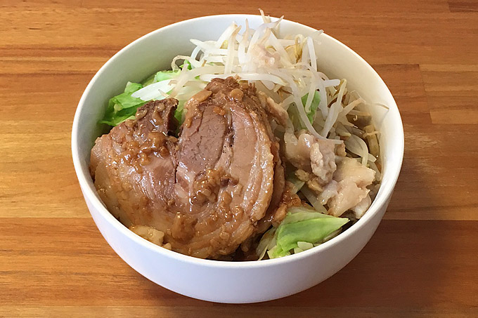 宅麺で「魔人豚 ラーメン(アブラ増し豚2枚)」を注文してみました!二郎出身の美味いインスパイア系!