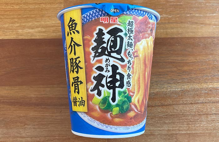 麺神カップ 魚介豚骨醤油 パッケージ