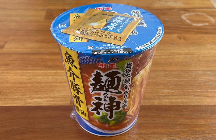 麺神カップ 魚介豚骨醤油