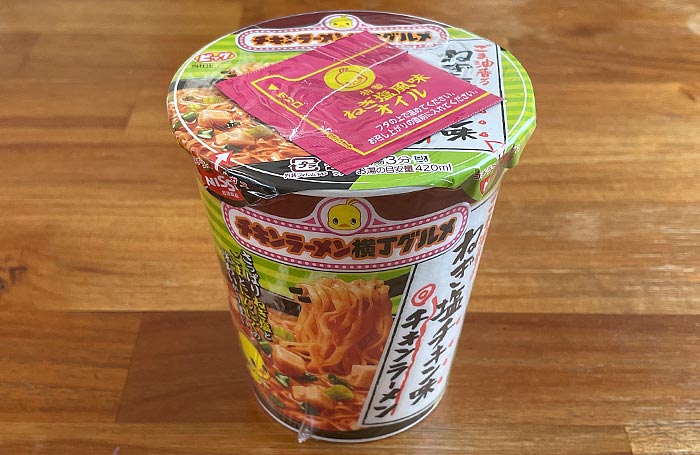 チキンラーメンビッグカップ ごま油香る ねぎ塩チキン味