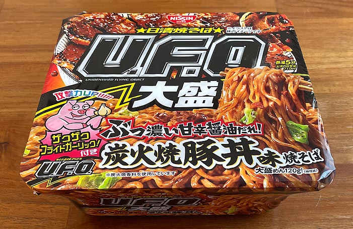 日清焼そばU.F.O.大盛 ぶっ濃い甘辛醤油だれ 炭火焼豚丼味焼そば