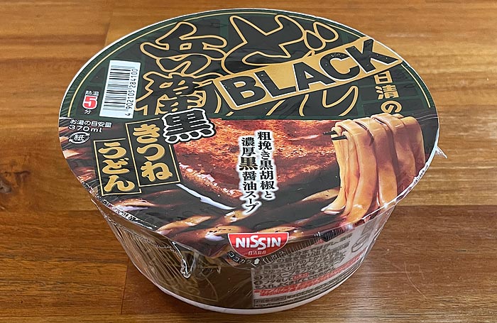 日清のBLACKどん兵衛 黒きつねうどん 粗挽き黒胡椒と濃厚黒醤油スープ