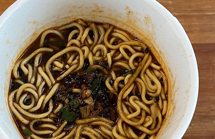 飲み干す一杯 黒のスパイシー 黒胡麻担担麺