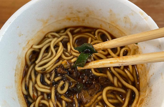 飲み干す一杯 黒のスパイシー 黒胡麻担担麺