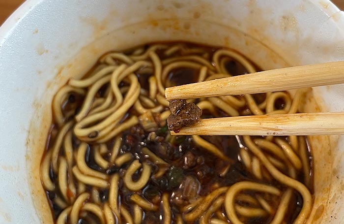 飲み干す一杯 黒のスパイシー 黒胡麻担担麺