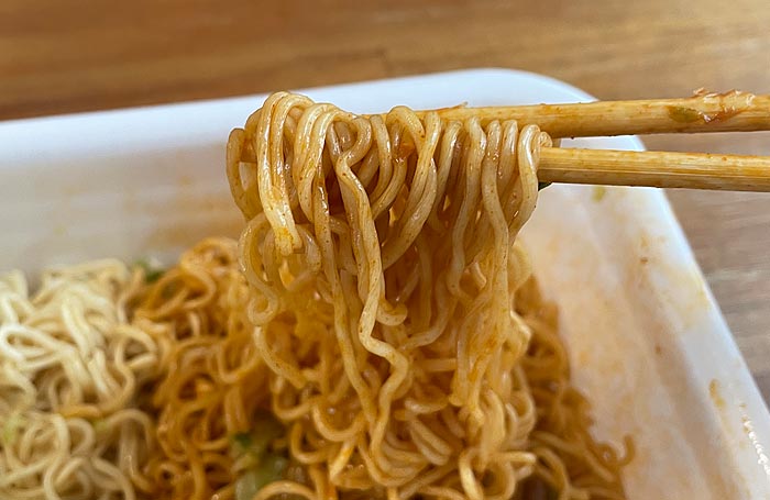 ペヤング 超大盛やきそばハーフ＆ハーフ 沖縄そば風＆台湾まぜそば風