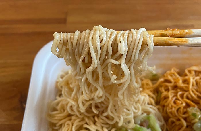 ペヤング 超大盛やきそばハーフ＆ハーフ 沖縄そば風＆台湾まぜそば風