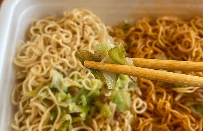 ペヤング 超大盛やきそばハーフ＆ハーフ 沖縄そば風＆台湾まぜそば風