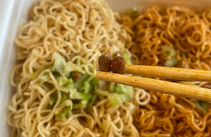 ペヤング 超大盛やきそばハーフ＆ハーフ 沖縄そば風＆台湾まぜそば風