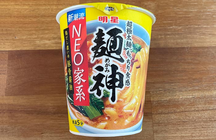 麺神カップ NEO家系豚骨醤油