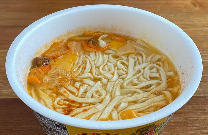 日清のどん兵衛 3種のチーズの豚キムチ味うどん