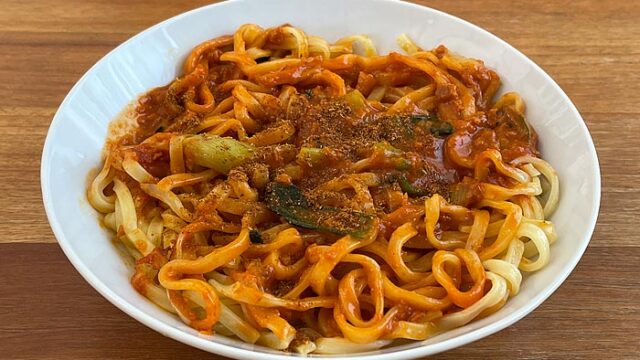 ファミマ 濃厚だれがもちっと麺によく絡む汁なし担々麺