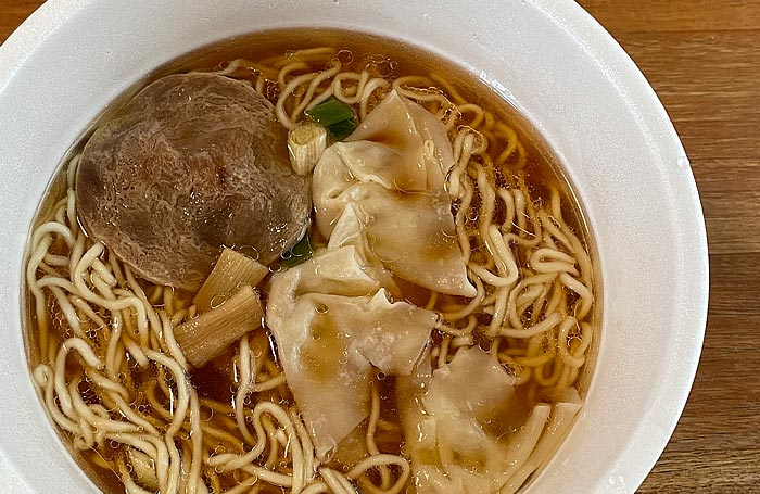 飯田商店 わんたん入りしょうゆらぁ麺