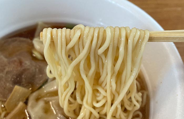 飯田商店 わんたん入りしょうゆらぁ麺