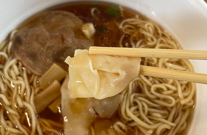 飯田商店 わんたん入りしょうゆらぁ麺