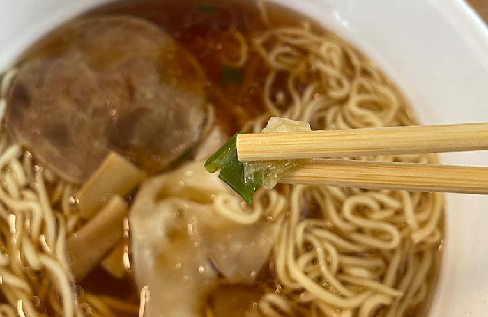 飯田商店 わんたん入りしょうゆらぁ麺