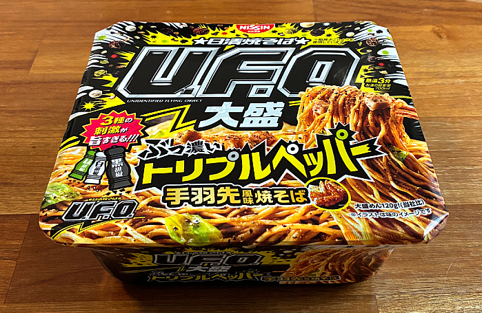 日清焼そばU.F.O.大盛 ぶっ濃いトリプルペッパー 手羽先風味焼そば