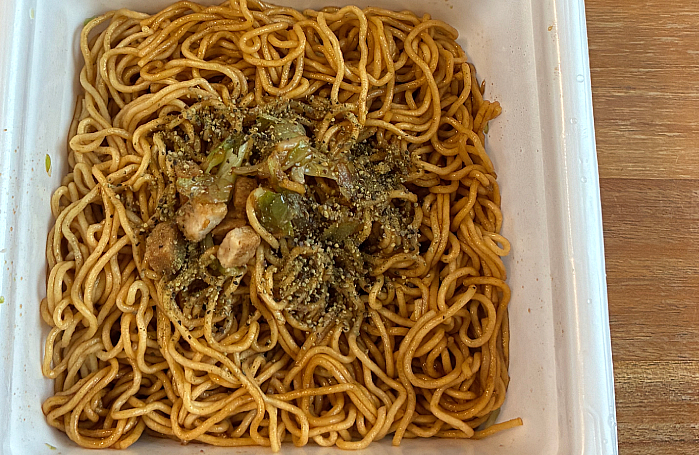 日清焼そばU.F.O.大盛 ぶっ濃いトリプルペッパー 手羽先風味焼そば