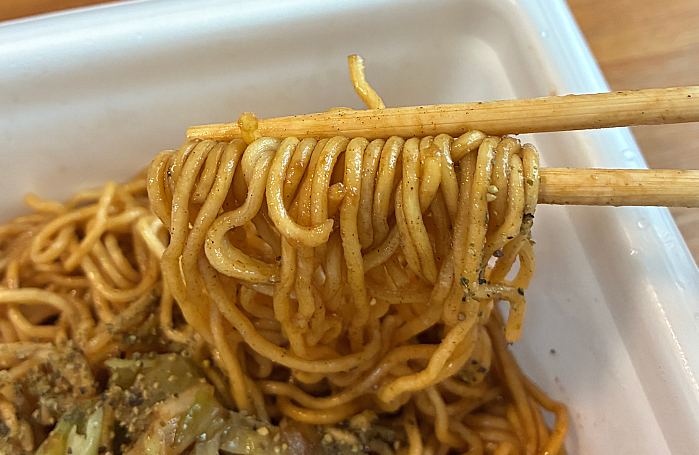 日清焼そばU.F.O.大盛 ぶっ濃いトリプルペッパー 手羽先風味焼そば