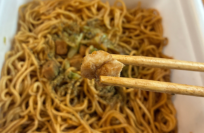 日清焼そばU.F.O.大盛 ぶっ濃いトリプルペッパー 手羽先風味焼そば