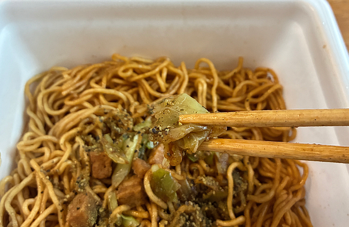 日清焼そばU.F.O.大盛 ぶっ濃いトリプルペッパー 手羽先風味焼そば
