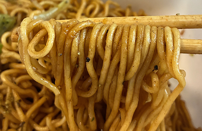 日清焼そばU.F.O.大盛 ぶっ濃いトリプルペッパー 手羽先風味焼そば