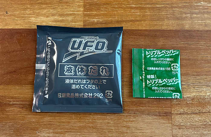 日清焼そばU.F.O.大盛 ぶっ濃いトリプルペッパー 手羽先風味焼そば