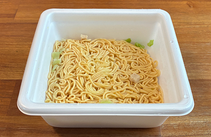 日清焼そばU.F.O.大盛 ぶっ濃いトリプルペッパー 手羽先風味焼そば
