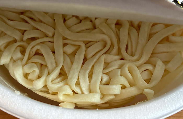 日清の汁なしどん兵衛 青唐揚げ玉うどん