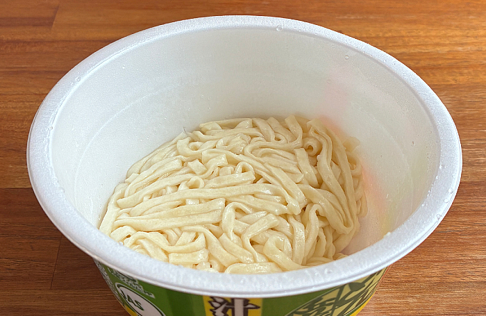 日清の汁なしどん兵衛 青唐揚げ玉うどん