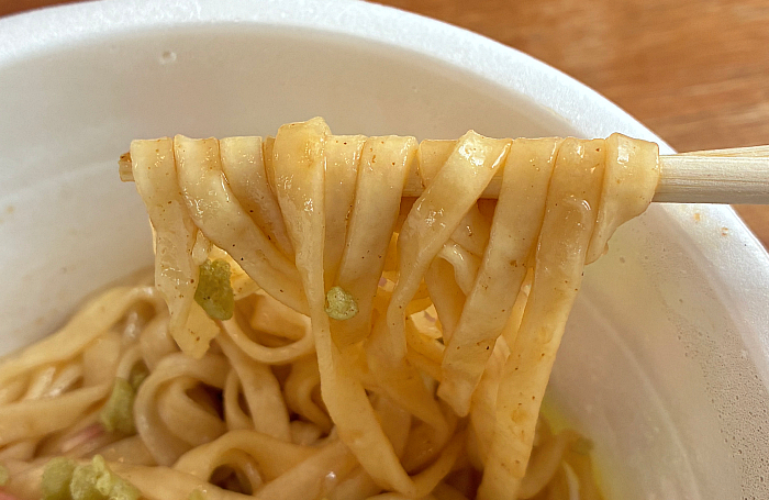 日清の汁なしどん兵衛 青唐揚げ玉うどん