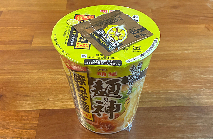 麺神カップ 豚ねぎ塩ラーメン
