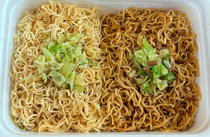 ペヤング 超大盛やきそばハーフ&ハーフ しょうゆラーメン風&ギョウザ風