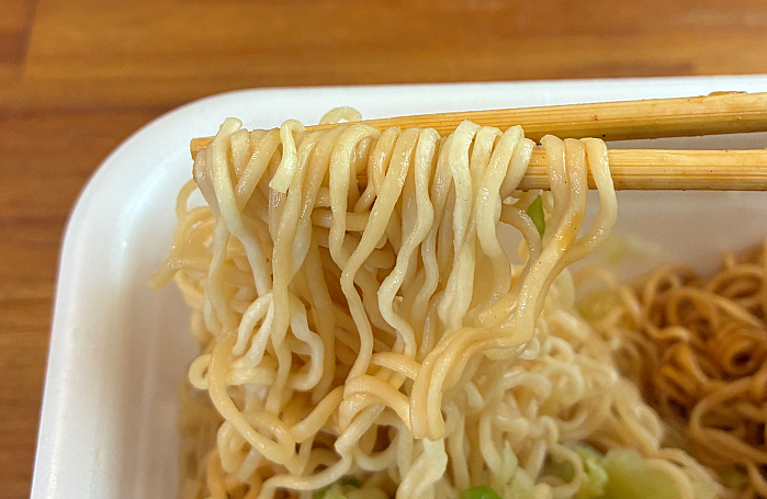 ペヤング 超大盛やきそばハーフ&ハーフ しょうゆラーメン風&ギョウザ風