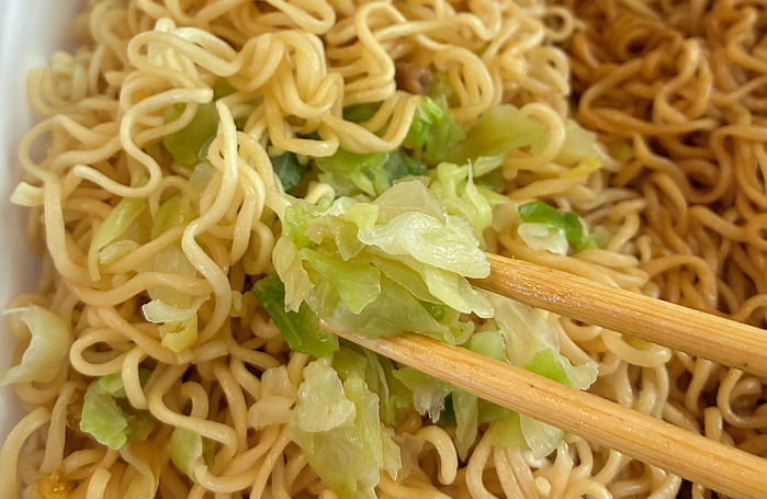 ペヤング 超大盛やきそばハーフ&ハーフ しょうゆラーメン風&ギョウザ風