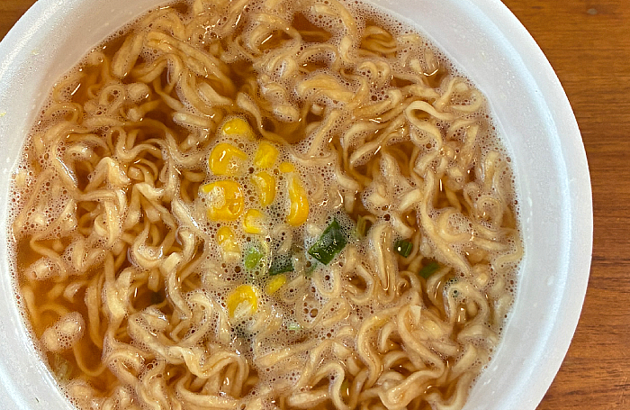チキンラーメンどんぶり 焦がし醤油の焼とうもろこし味