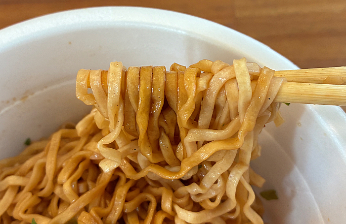 チキンラーメン汁なしどんぶり 焦がしにんにく香る油そば
