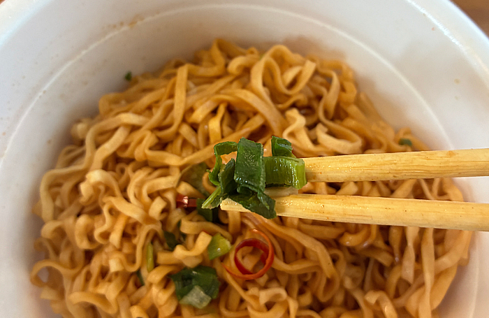 チキンラーメン汁なしどんぶり 焦がしにんにく香る油そば