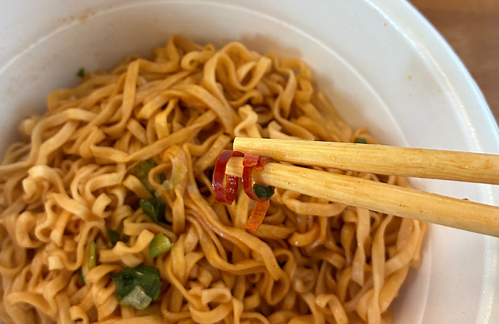 チキンラーメン汁なしどんぶり 焦がしにんにく香る油そば