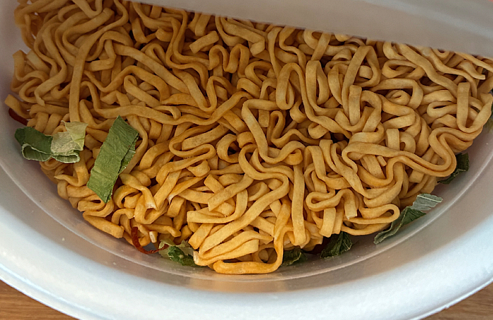 チキンラーメン汁なしどんぶり 焦がしにんにく香る油そば