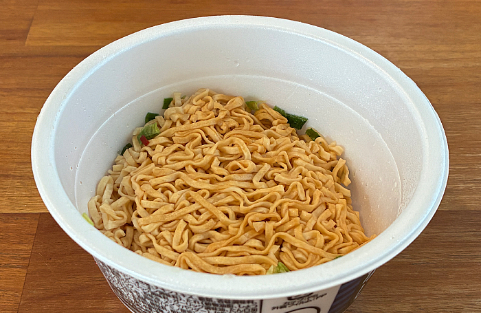 チキンラーメン汁なしどんぶり 焦がしにんにく香る油そば