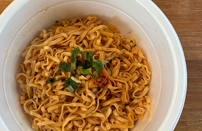 チキンラーメン汁なしどんぶり 焦がしにんにく香る油そば
