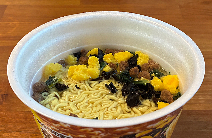 でかまる きくらげ玉子炒め風旨コク醤油ラーメン