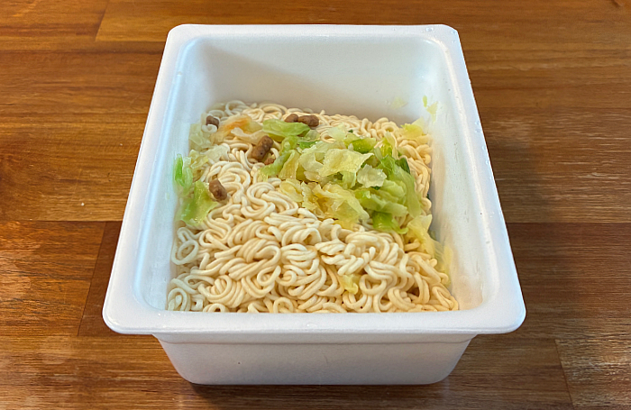 ペヤング ソースやきそば岩井の胡麻油付き