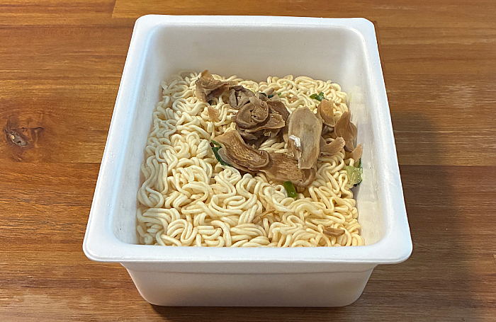 ペヤング一贅沢やきそば 本物の松茸