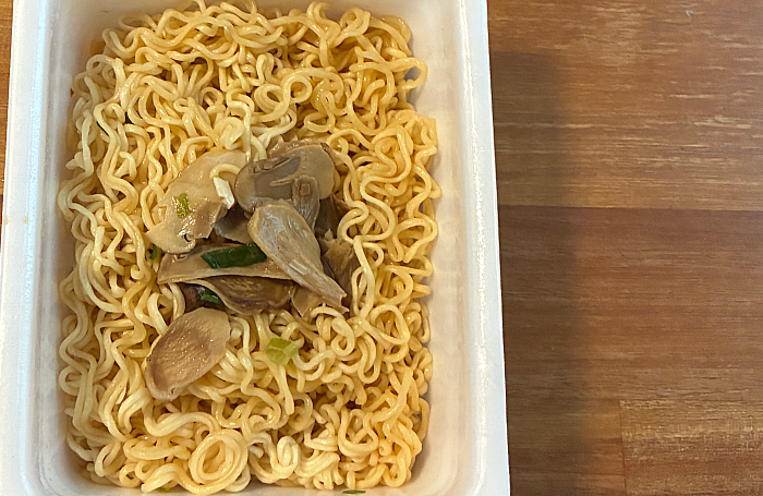 ペヤング一贅沢やきそば 本物の松茸