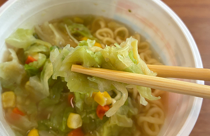 サッポロ一番 塩らーめん こんなに野菜も麺も!?