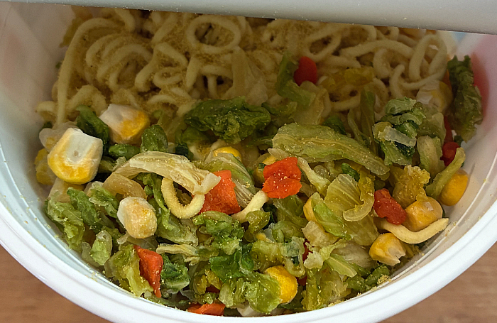 サッポロ一番 塩らーめん こんなに野菜も麺も!?